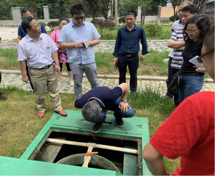 周少奇(左一)团队在榕江现场指导微动力曝气生物滤池安装。mg4355vip线路主页检测供图